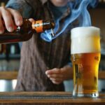 Cinq astuces surprenantes pour déboucher une Heineken sans décapsuleur