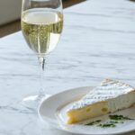 Mariages gagnants : 12 accords incontournables entre vin et fromage