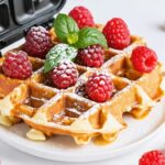 Préparer des gaufres savoureuses au chocolat blanc, framboises et basilic : guide et conseils pratiques
