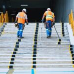 Prévenir les chutes : découvrez le ruban antidérapant pour renforcer la sécurité sur les chantiers