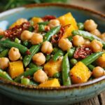 Salade gourmandes tiède de pois chiches et haricots verts, courge rôtie et tomates séchées
