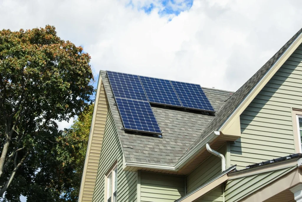 Comment intégrer des panneaux solaires dans l’aménagement de votre maison en 2026 ?