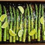 Délicieuses Asperges Vertes Rôties au Four, Parfumées au Parmesan et Citron Vert : Recette Express et Savoureuse