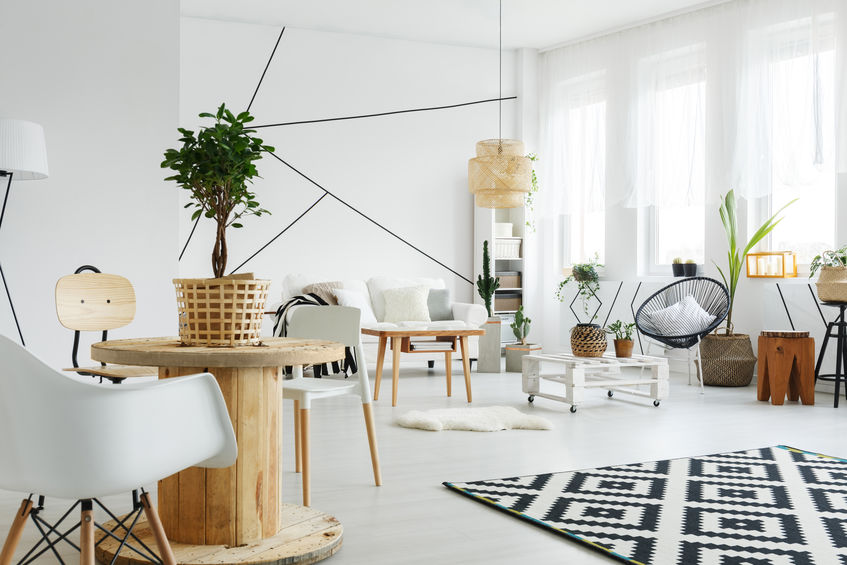 Salon moderne avec décoration botanique minimaliste.
