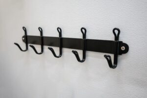 Porte-manteau mural métallique noir avec crochets.